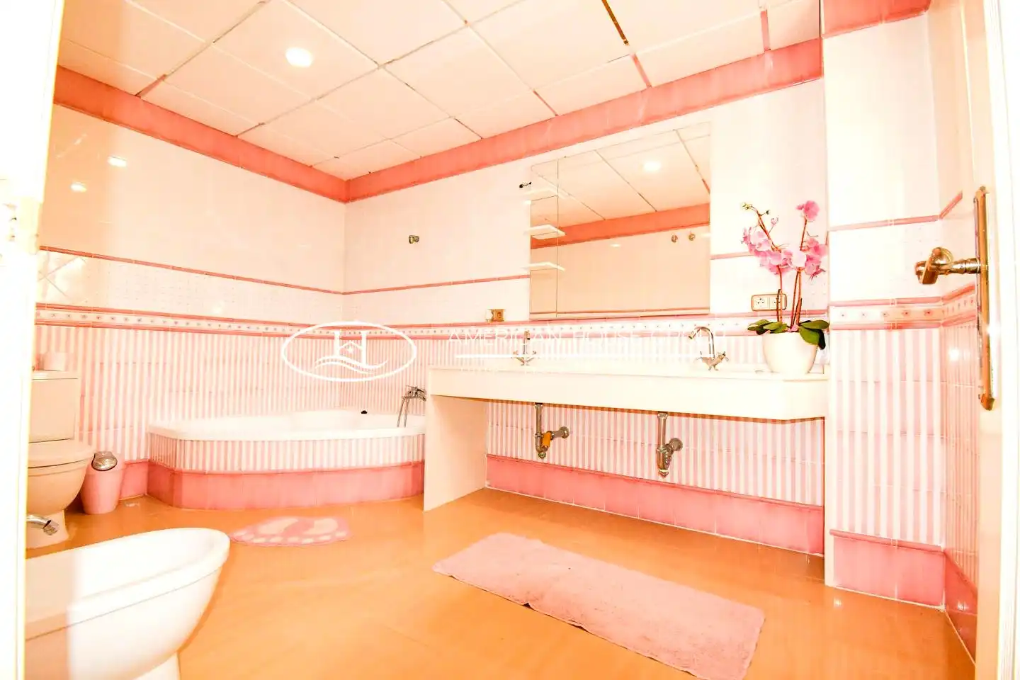 Bathroom of Houses for sale in Chiclana de la Frontera  with Air Conditioner, Heating and Private garden
