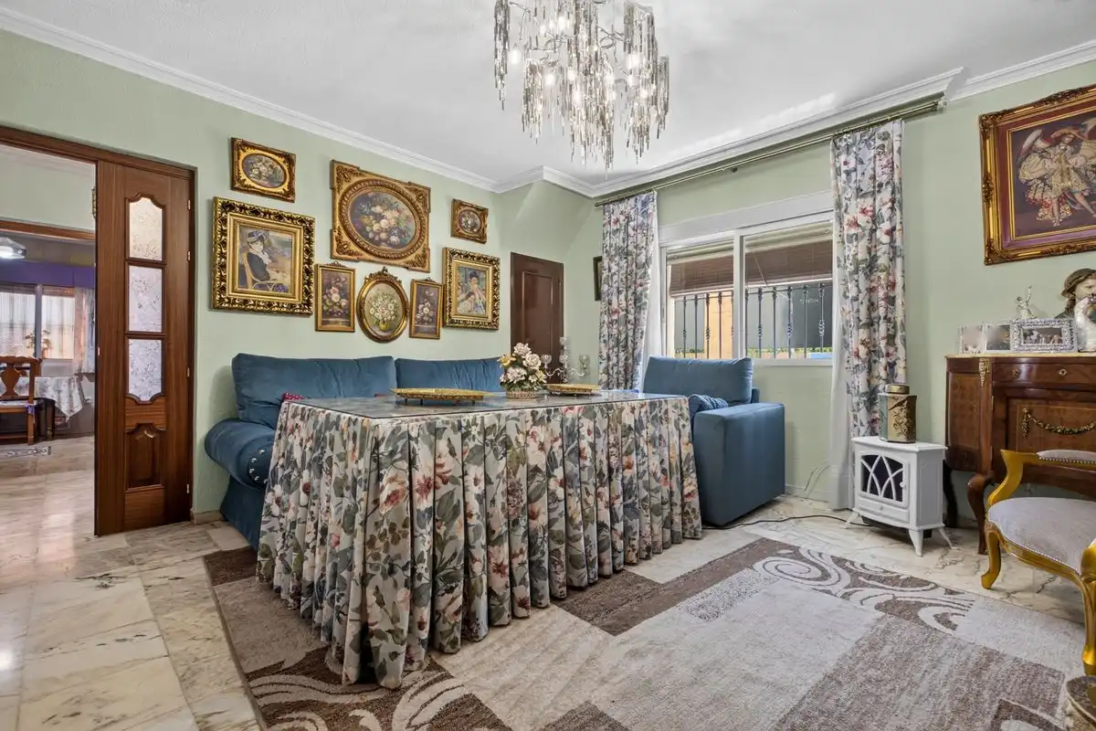 Esszimmer von Einfamilien-Reihenhaus zum Verkauf in Dos Hermanas mit Klimaanlage, Heizung und Terrasse