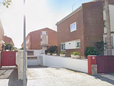 Reihenhaus mit Pool zum Verkauf in Carrer Germà Vallmitjana 12