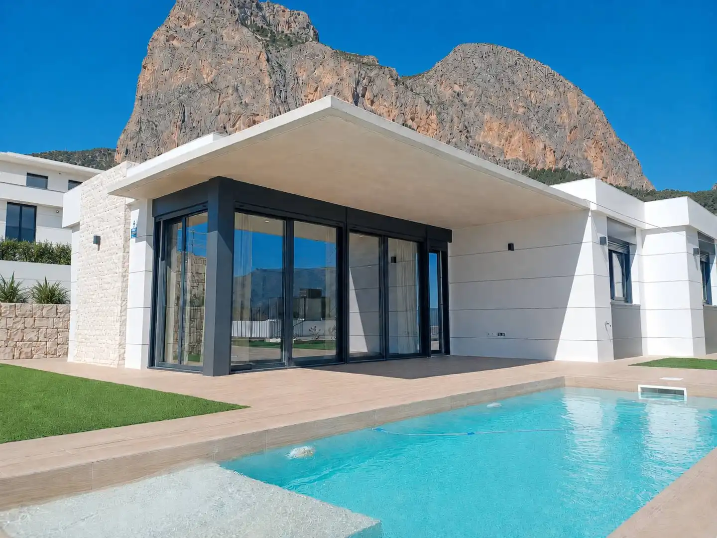Villa con piscina in vendita a Avinguda Balcon de Ponoig