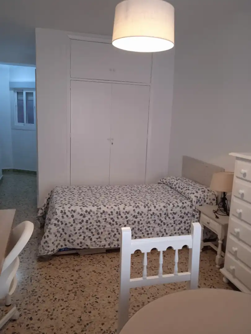 Dormitori de Apartament de lloguer en Granada amb Calefacció, Moblat i Rentadora