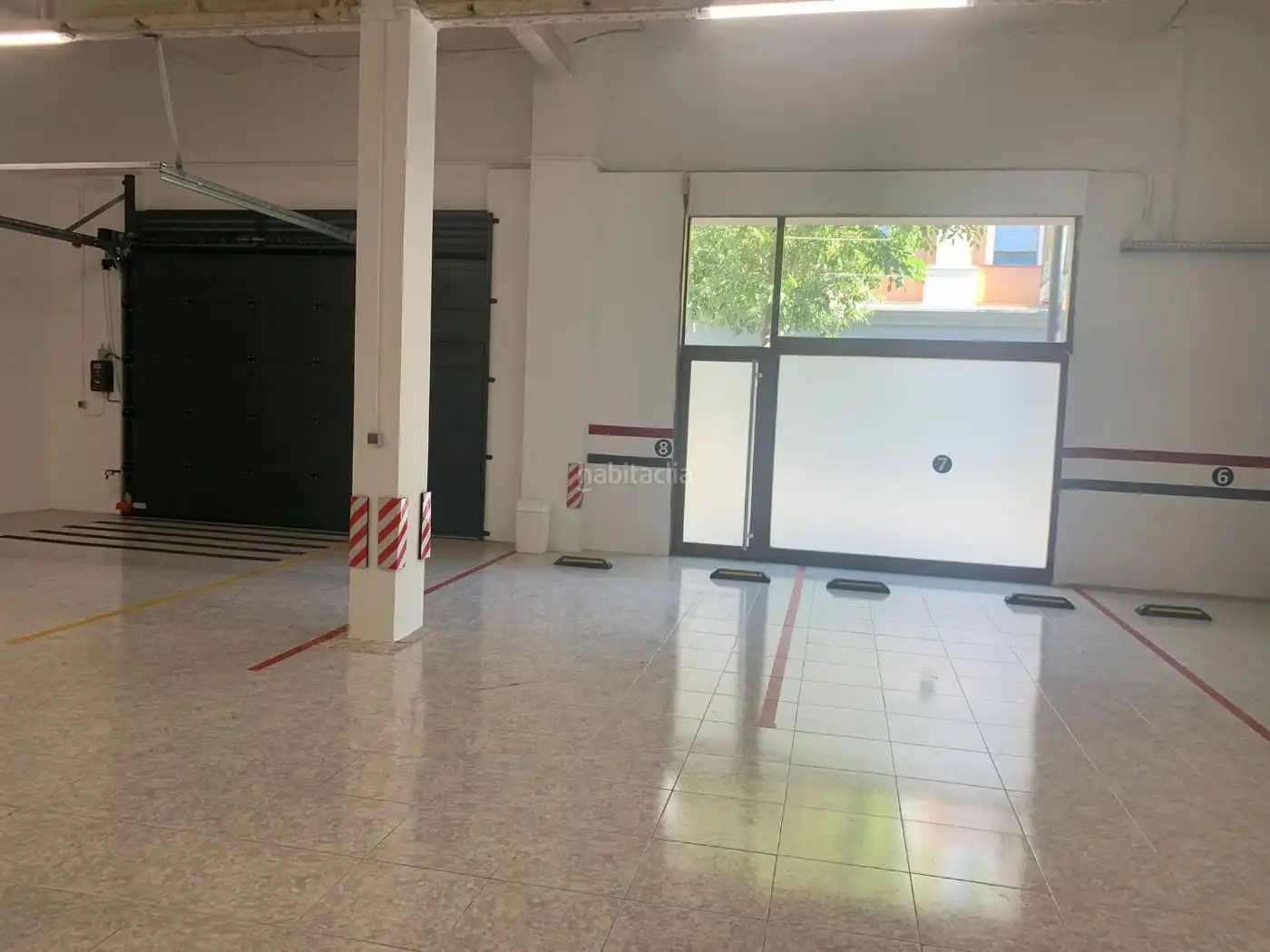 Motorbike to rent in Avinguda de Vilallonga 6