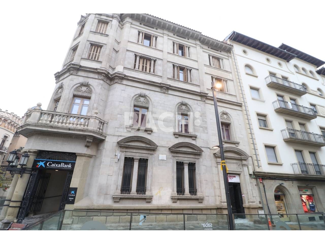 Vista exterior de Pis en venda en Vic amb Calefacció i Moblat