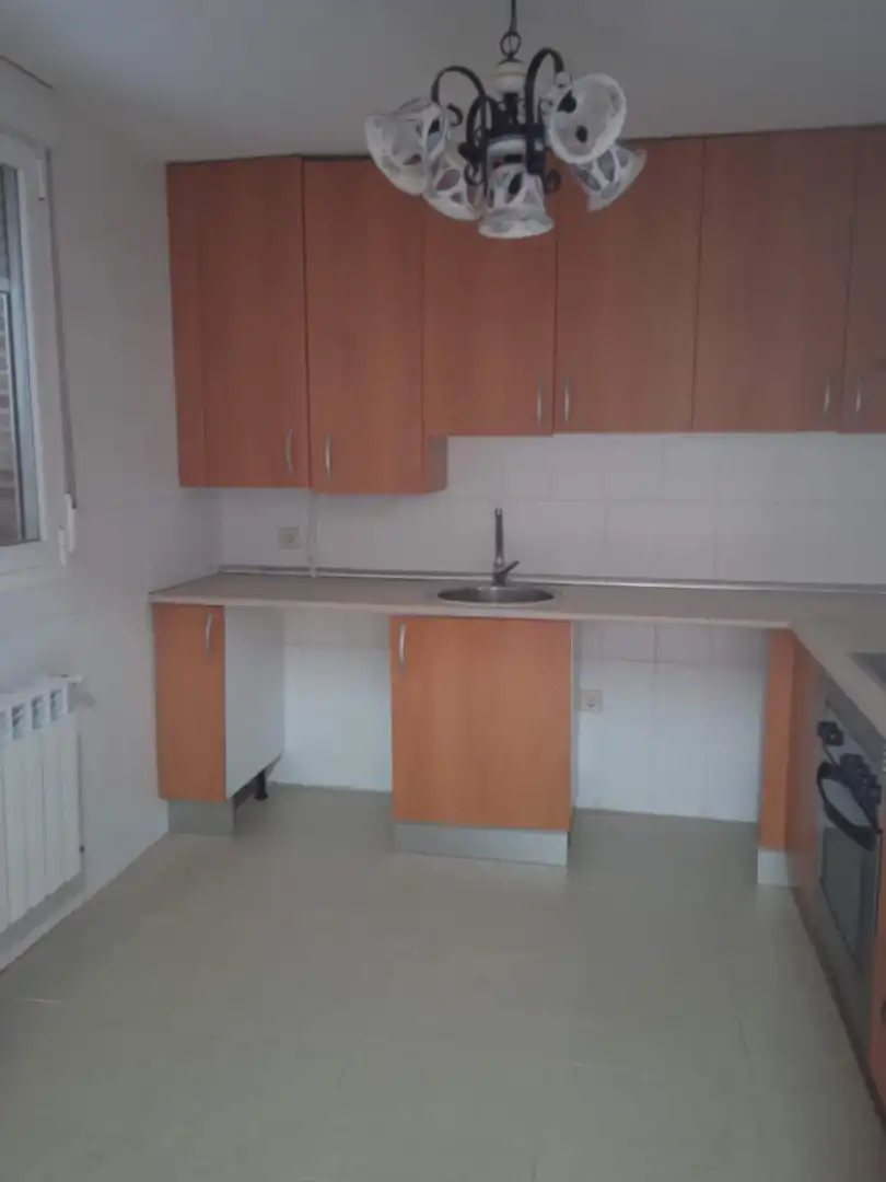 Cuina de Casa o xalet en venda en Santo Domingo-Caudilla amb Calefacció i Terrassa
