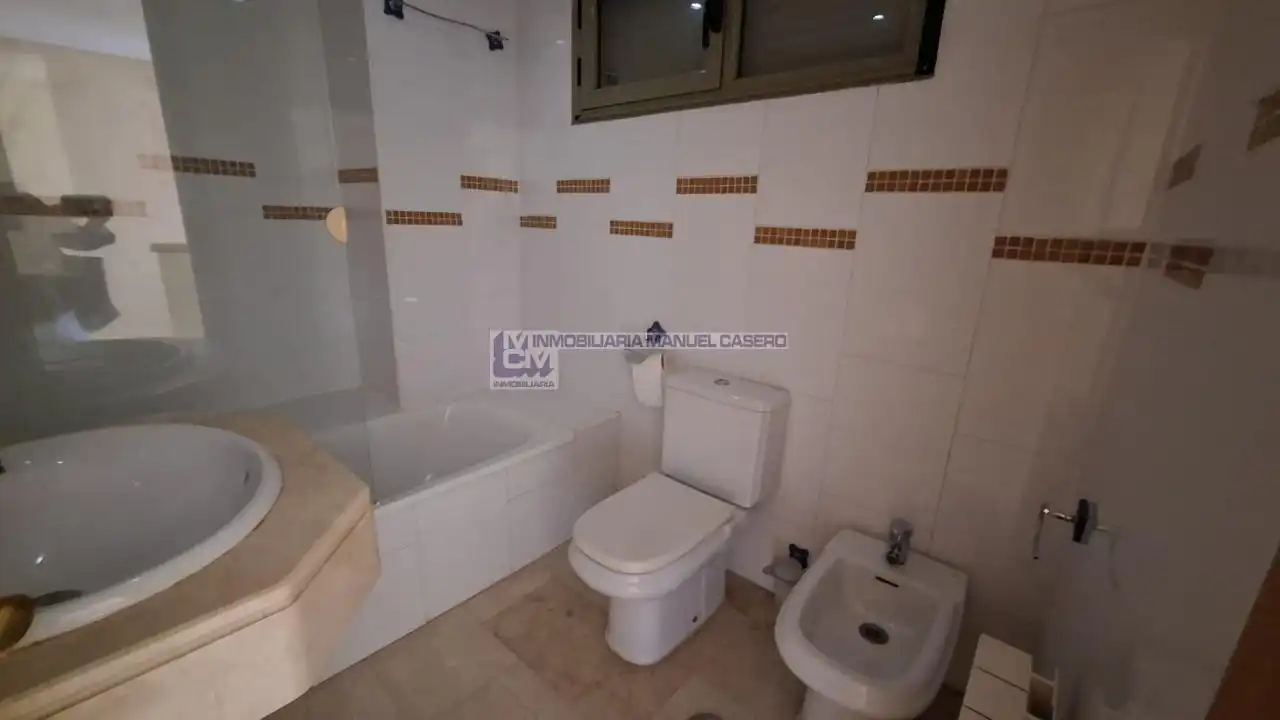 Baño de Ático en venta en Cáceres con Calefacción, Terraza y Trastero