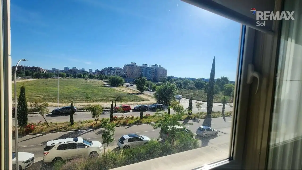 Außenansicht von Wohnung zum Verkauf in Madrid mit Privatgarten, Parkett und Gemeinschaftspool