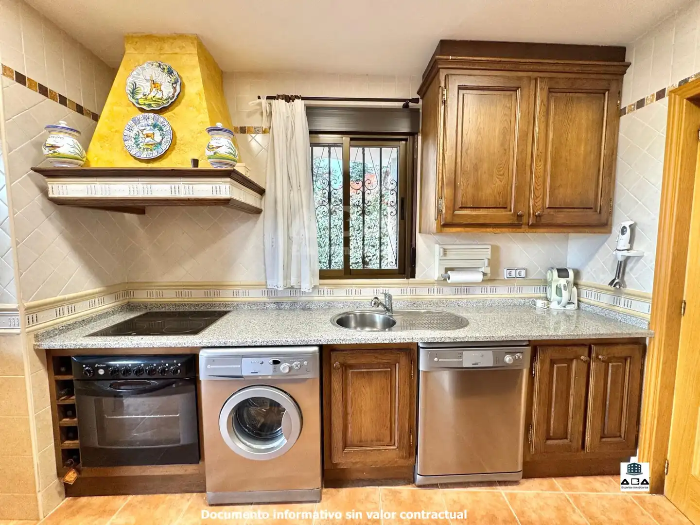Cocina de Casa o chalet en venta en Poyales del Hoyo con Aire acondicionado, Calefacción y Jardín privado