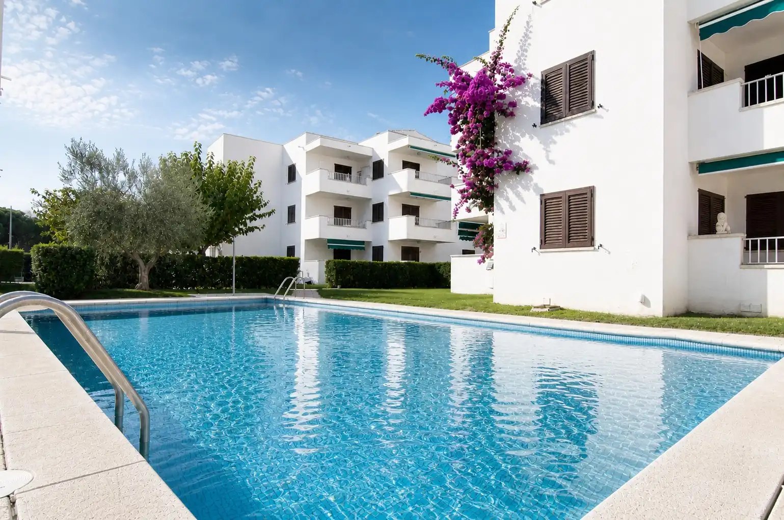 Schwimmbecken von Wohnungen zum Verkauf in L'Escala mit Klimaanlage, Parkett und Terrasse