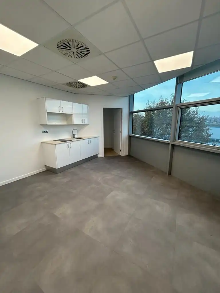 Büro zur Miete in Sant Adrià de Besòs mit Klimaanlage, Heizung und Terrasse
