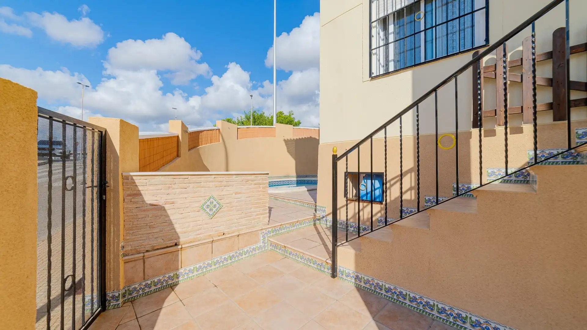 Vista exterior de Casa o xalet en venda en Orihuela amb Jardí privat, Terrassa i Piscina