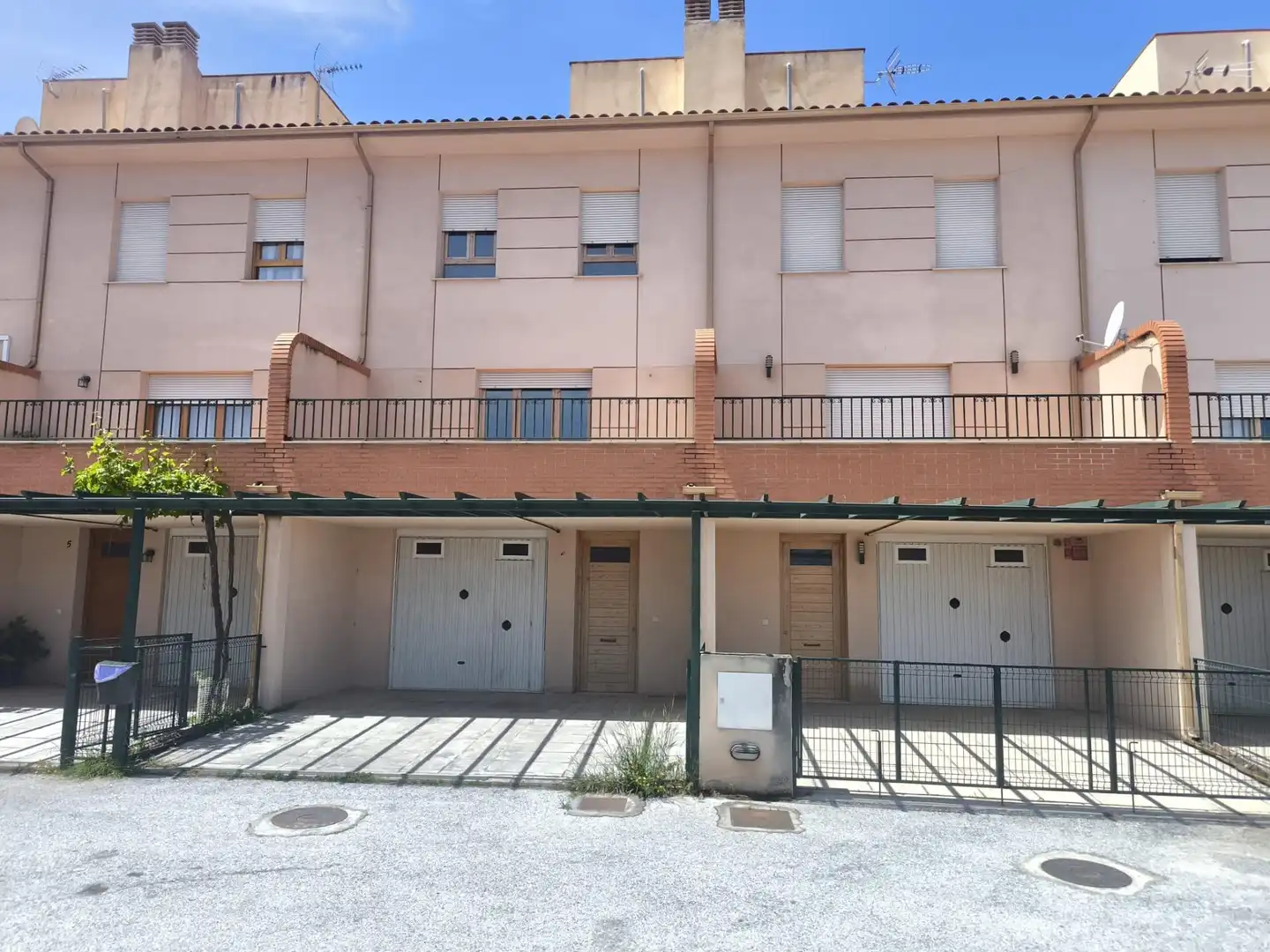 Vista exterior de Casa adosada en venta en Baza con Terraza