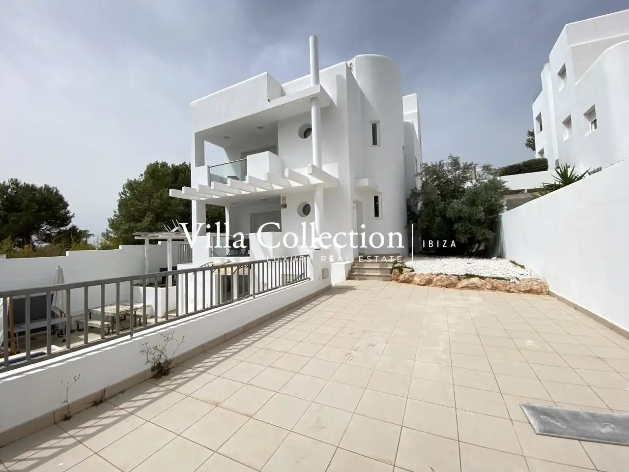 Außenansicht von Einfamilien-Reihenhaus zum Verkauf in Sant Josep de sa Talaia mit Privatgarten, Terrasse und Schwimmbad