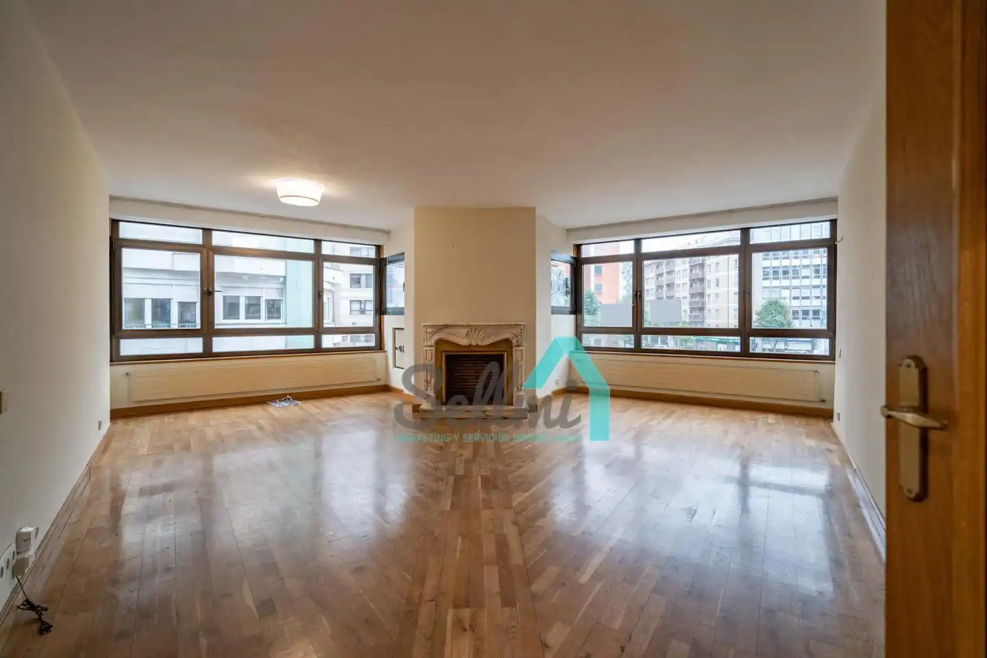 Living room of Flat for sale in Oviedo   with Heating, Parquet flooring and Terrace