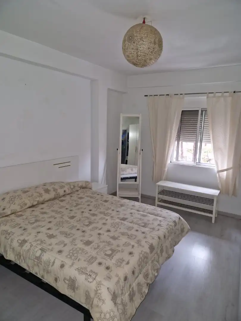 Habitación de Piso de alquiler en San Juan de Aznalfarache con Aire acondicionado y Amueblado