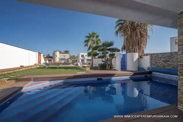 Swimming pool of Houses for sale in Empuriabrava  with Air Conditioner, Heating and Private garden