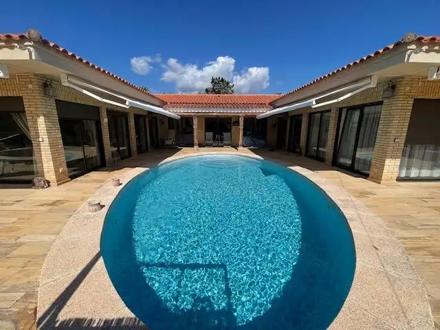Casa con piscina en venta en Urbanizaciones, imagen 3