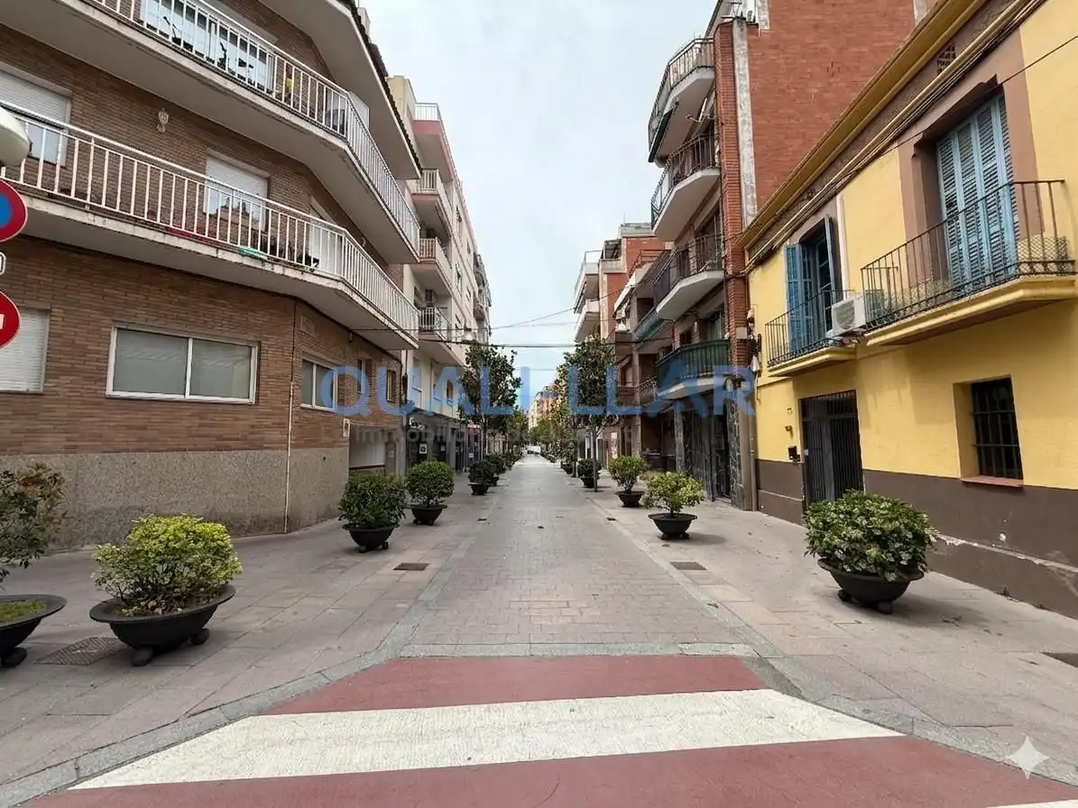 Vista exterior de Local de alquiler en Sant Joan Despí con Aire acondicionado