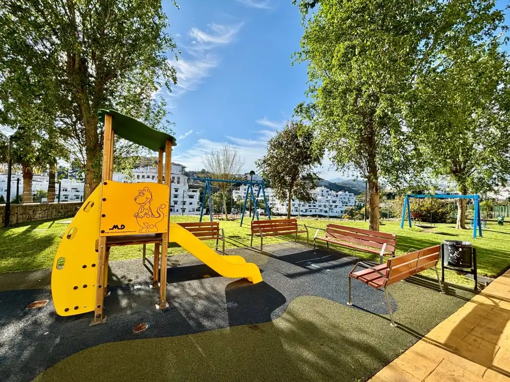 Vista exterior de Piso en venta en Estepona con Aire acondicionado, Terraza y Piscina