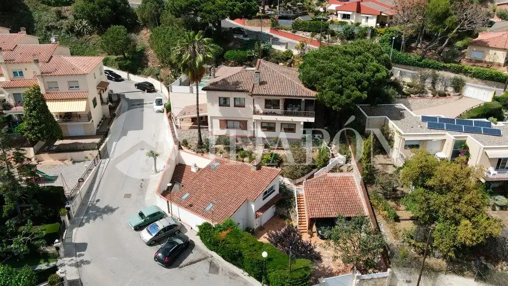 Vista exterior de Casa o xalet en venda en Alella amb Jardí privat, Terrassa i Traster