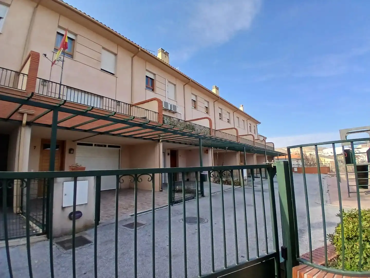 Vista exterior de Casa adosada en venta en Baza con Terraza