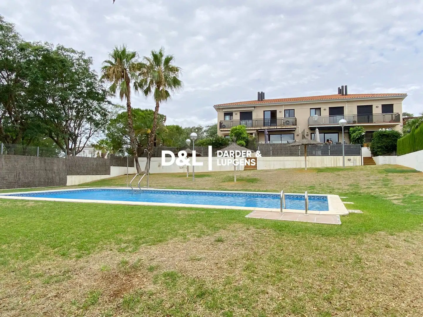 Außenansicht von Einfamilien-Reihenhaus zum Verkauf in Vilanova i la Geltrú mit Klimaanlage, Heizung und Privatgarten