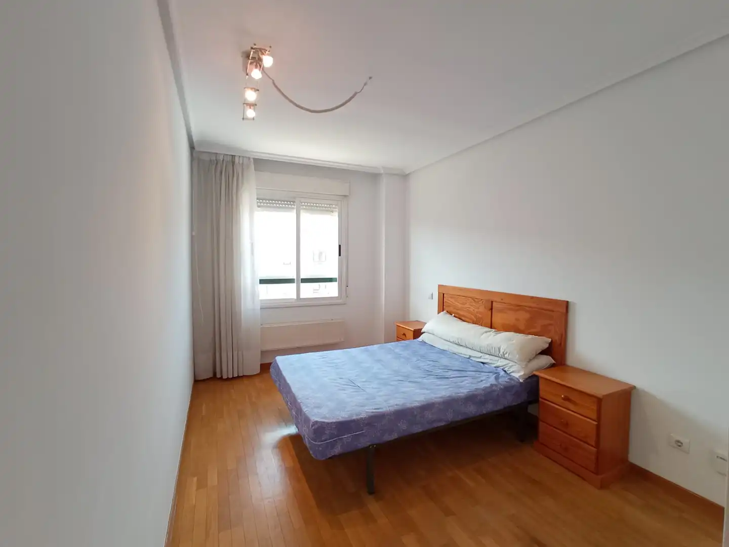 Dormitori de Pis en venda en Burgos amb Calefacció, Parquet i Terrassa