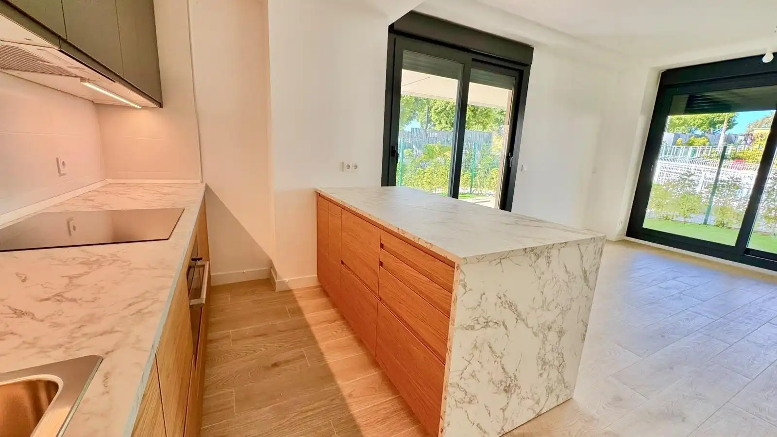Cocina de Apartamento de alquiler en Torremolinos con Aire acondicionado, Calefacción y Jardín privado