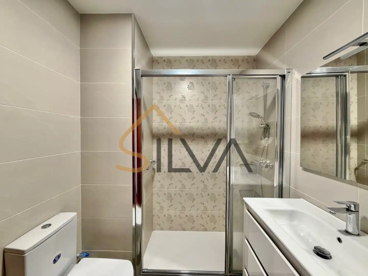 Baño de Piso en venta en Lugo con Calefacción, Trastero y Amueblado