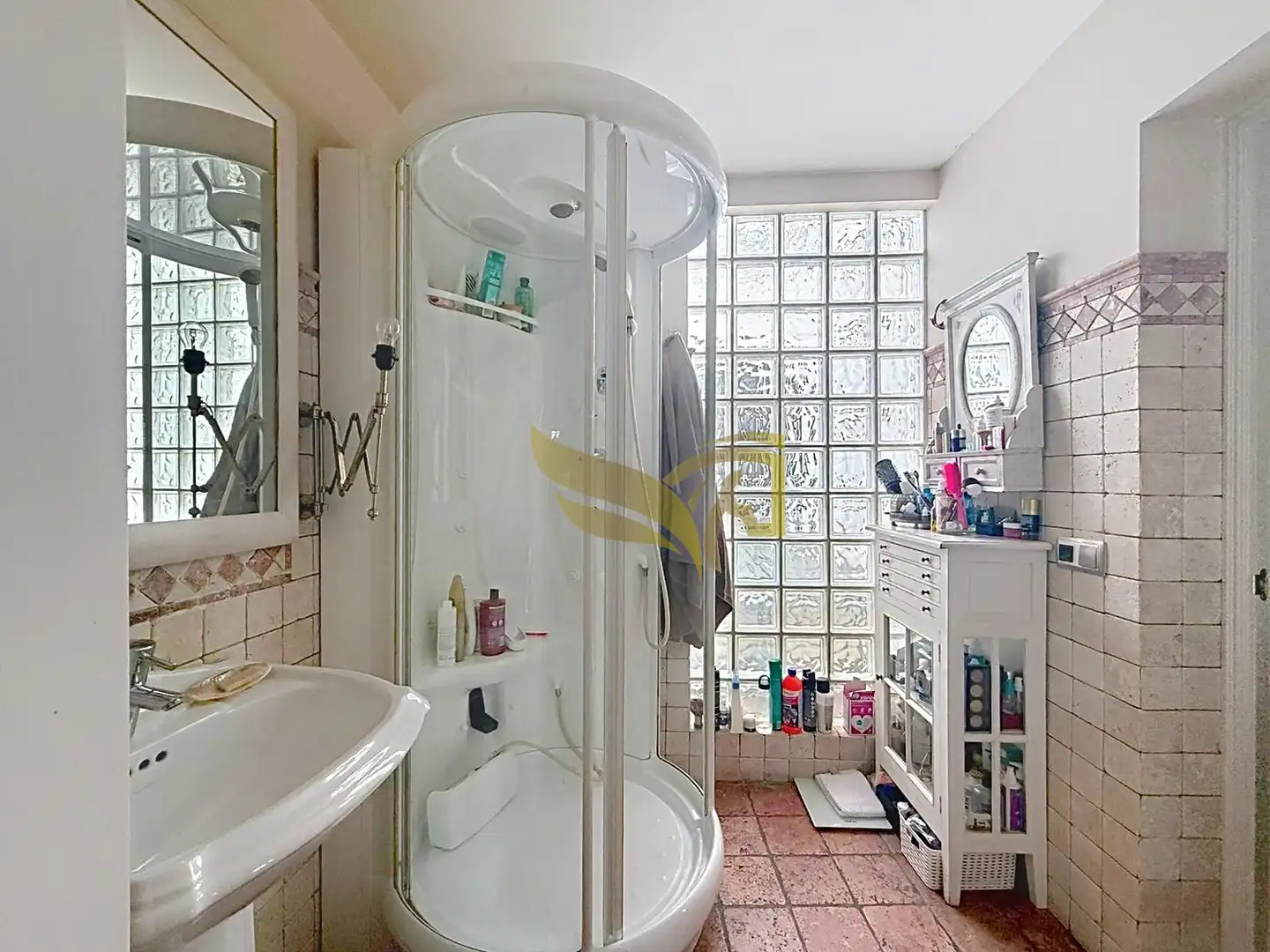 Badezimmer von Einfamilien-Reihenhaus zum Verkauf in Sevilla mit Klimaanlage, Heizung und Privatgarten