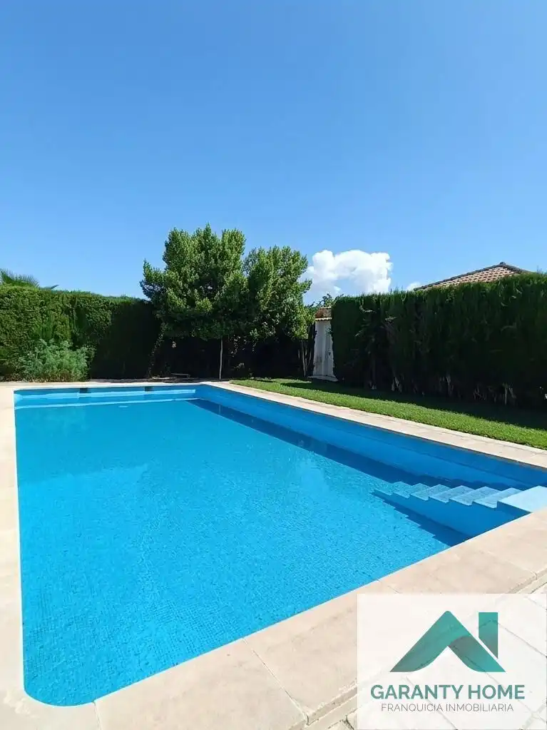 Swimming pool of Houses for rent in Castro del Río