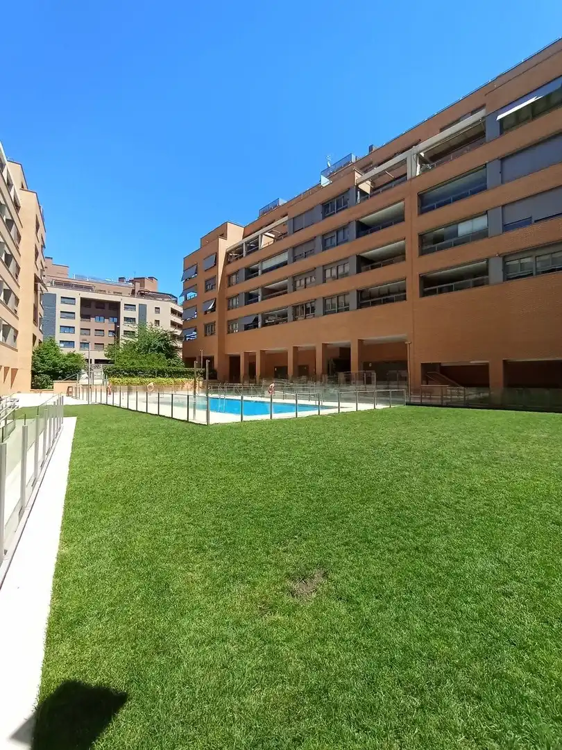 Schwimmbecken von Dachboden zur Miete in Madrid mit Klimaanlage, Heizung und Terrasse