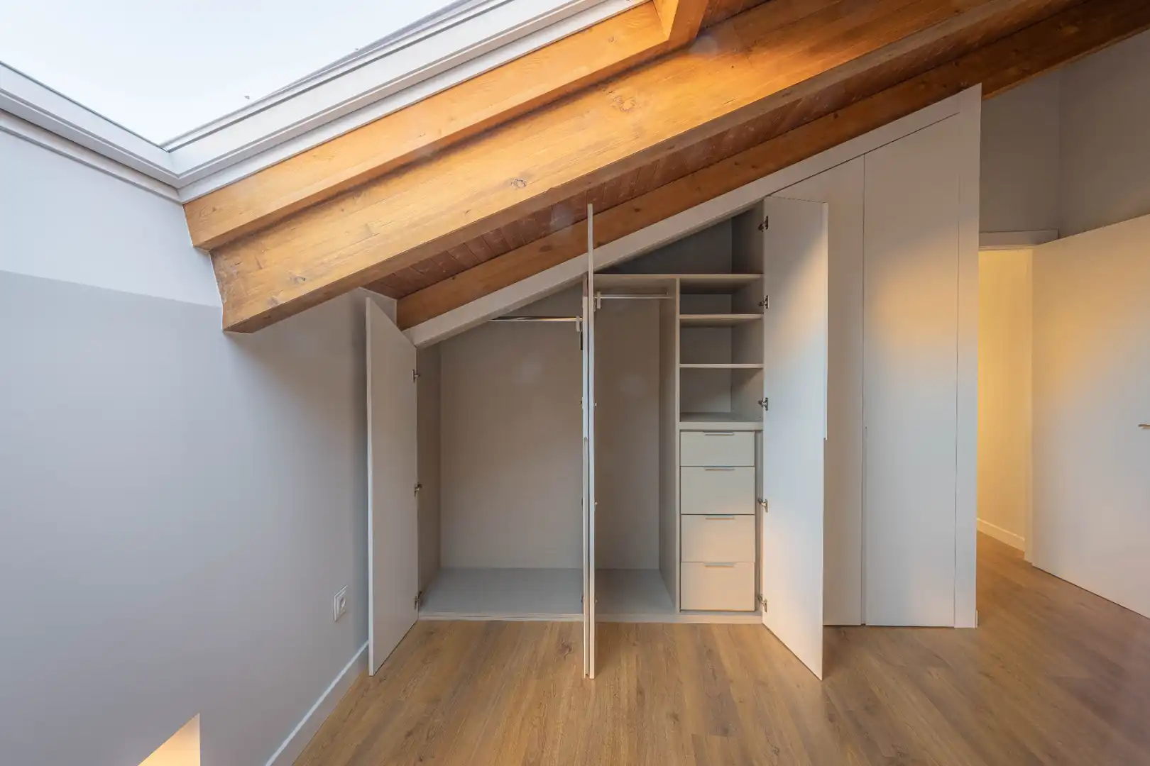Schlafzimmer von Dachboden zum Verkauf in Valladolid mit Ofen, Waschmaschine und Mikrowelle