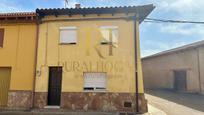 Vista exterior de Casa o xalet en venda en Chozas de Abajo amb Moblat
