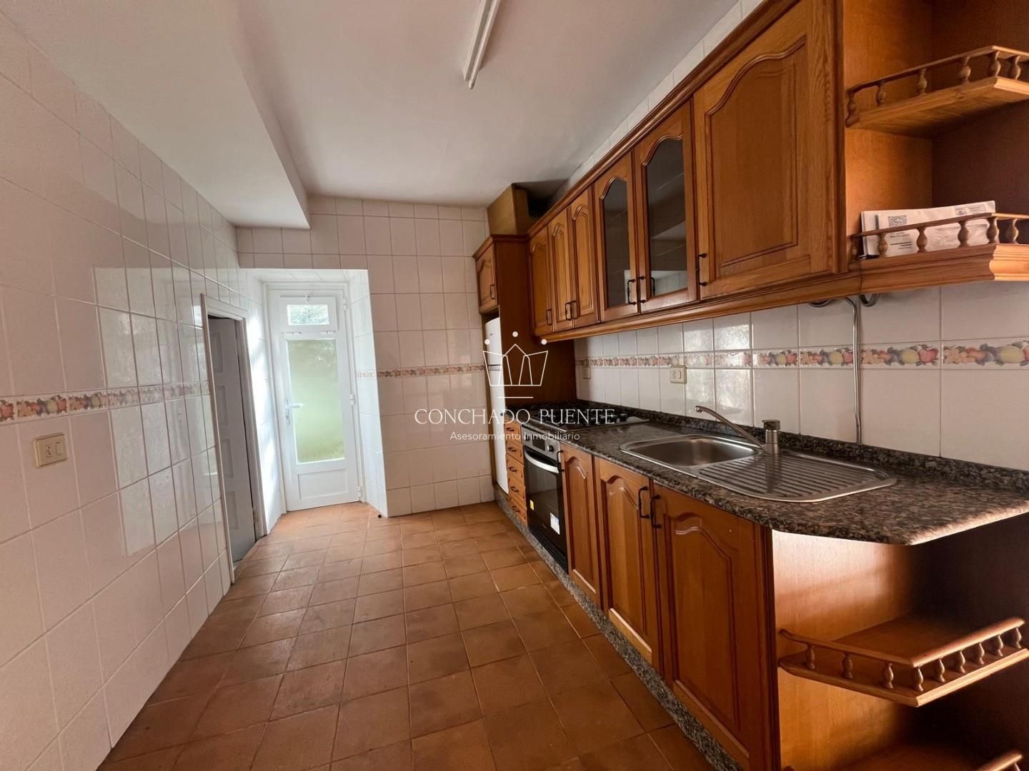 Cuina de Casa o xalet en venda en Oleiros amb Jardí privat