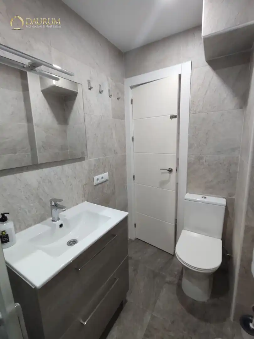 Bathroom of Flat for sale in Sevilla  with Air Conditioner and Furnished