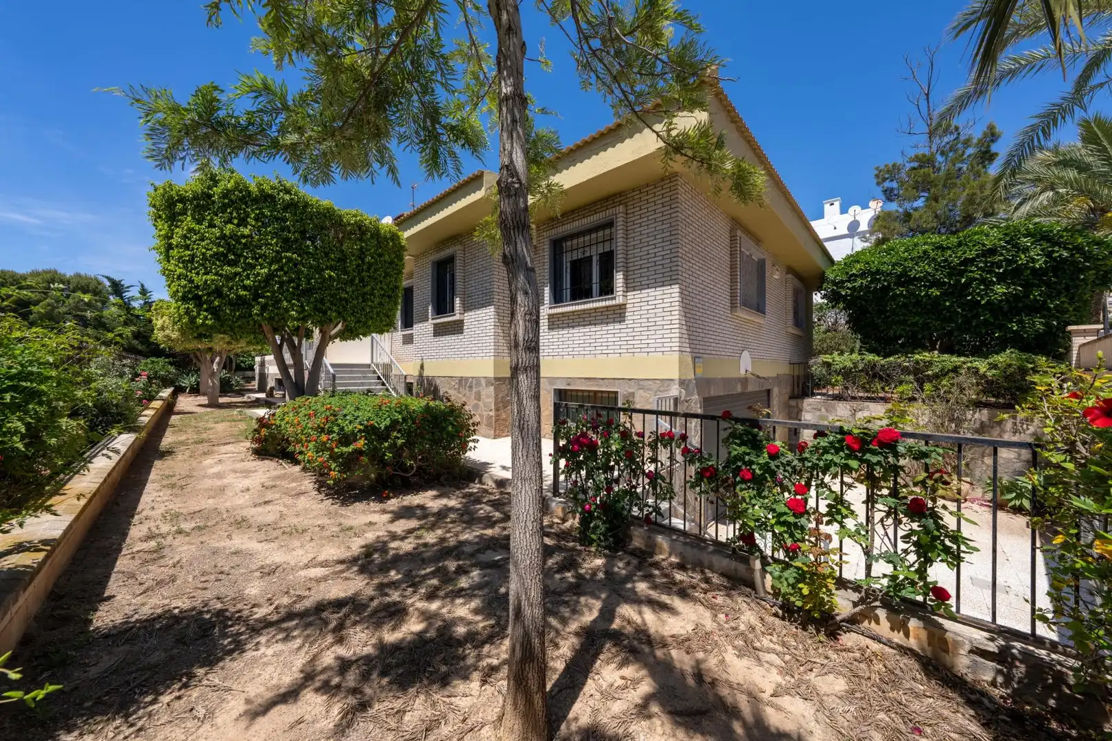 Vista exterior de Casa o chalet en venta en Roquetas de Mar con Aire acondicionado, Jardín privado y Parquet