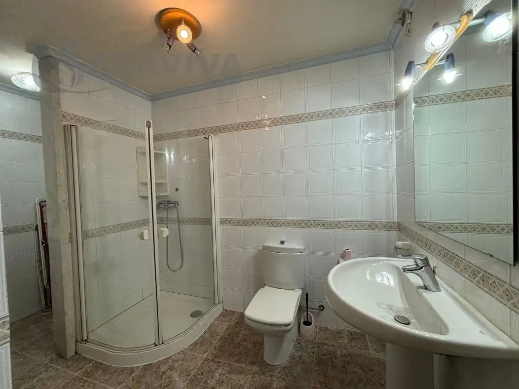 Baño de Piso en venta en La Seu d'Urgell con Horno, Lavadora y Microondas