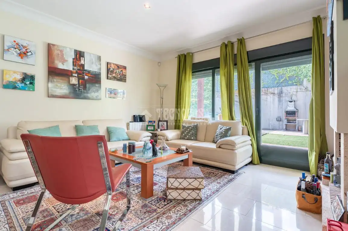 Vista exterior de Casa adosada en venta en Paracuellos de Jarama con Aire acondicionado, Calefacción y Jardín privado