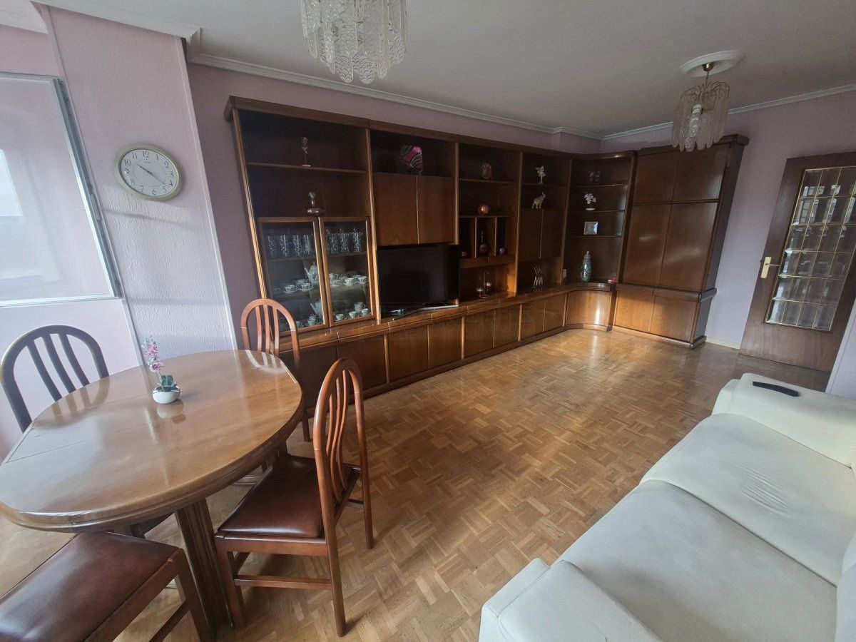 Sala d'estar de Pis en venda en Vitoria - Gasteiz amb Calefacció, Parquet i Moblat
