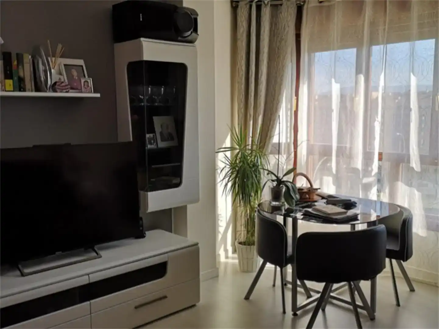 Living room of Flat for rent in  Logroño  with Air Conditioner, Private garden and Parquet flooring