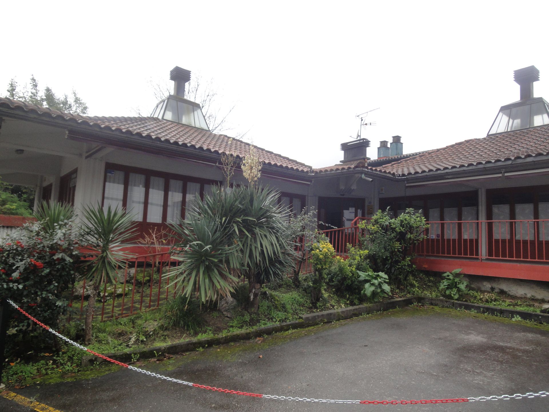 Außenansicht von Geschaftsraum zum Verkauf in Okondo mit Heizung, Terrasse und Möbliert