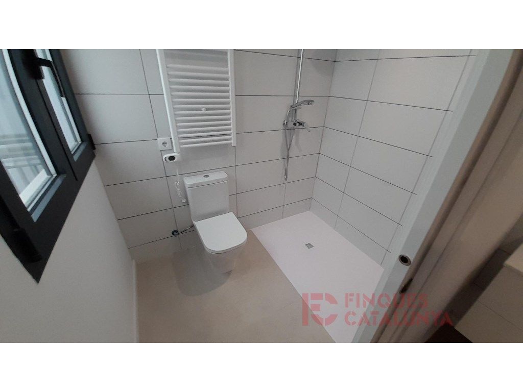 Bathroom of Flat for sale in Girona Capital  with Air Conditioner and Terrace