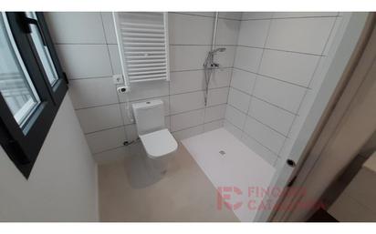 Bathroom of Flat for sale in Girona Capital  with Air Conditioner and Terrace