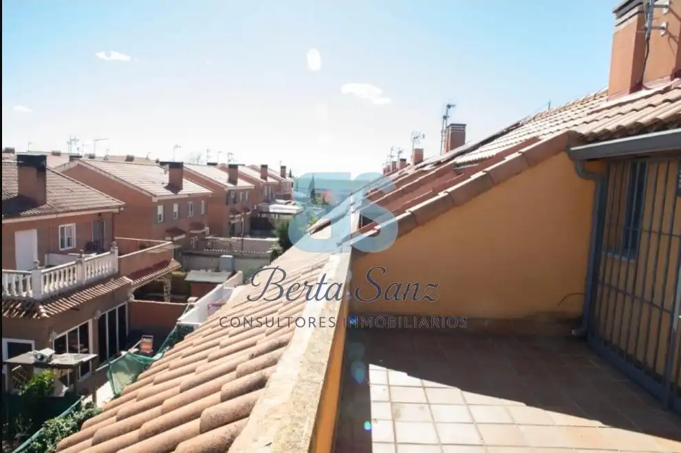Vista exterior de Casa adosada en venta en Pioz con Aire acondicionado, Calefacción y Jardín privado