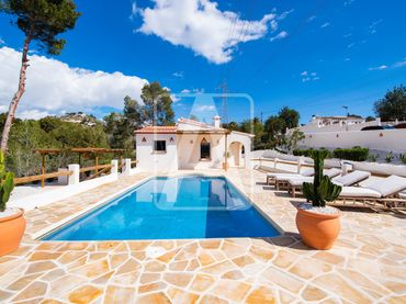 Villa con piscina in vendita a La Empedrola