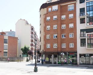 Vista exterior de Àtic en venda en Oviedo  amb Calefacció i Traster