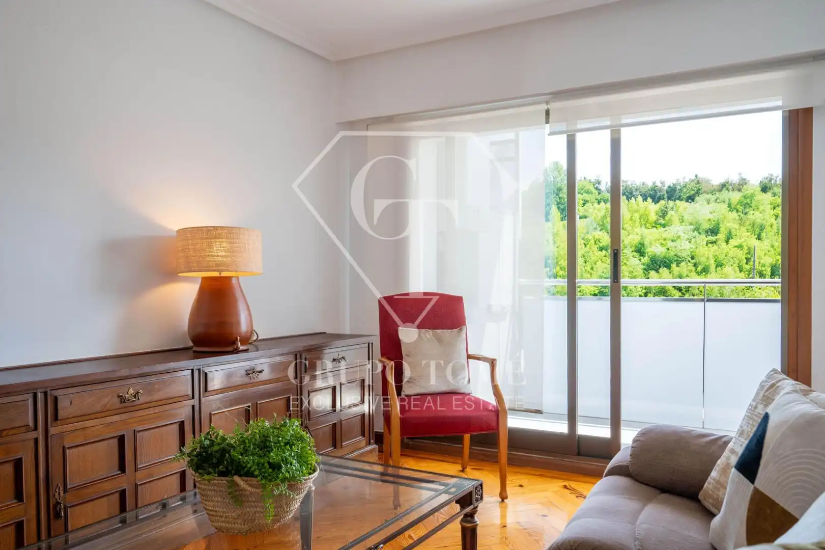 Sala d'estar de Pis en venda en Donostia - San Sebastián  amb Calefacció, Terrassa i Balcó