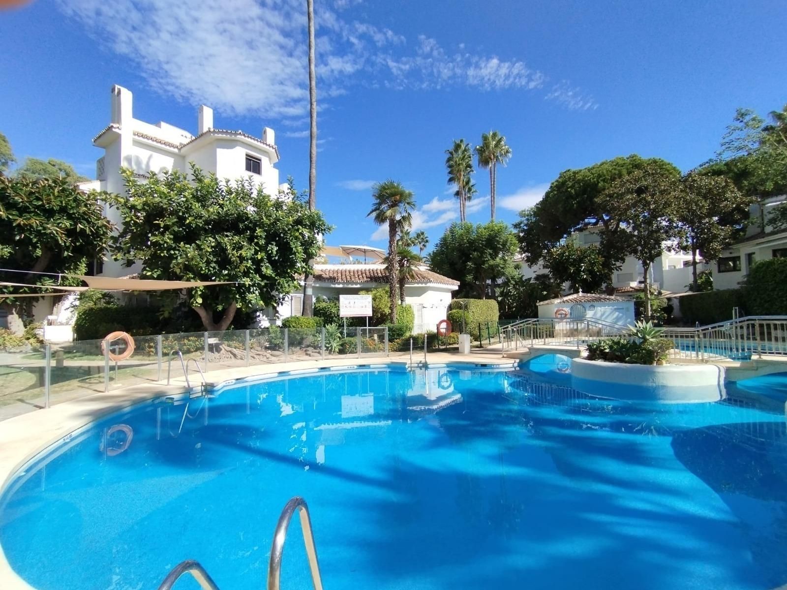 Swimming pool of Planta baja for sale in Marbella  with Air Conditioner, Heating and Terrace