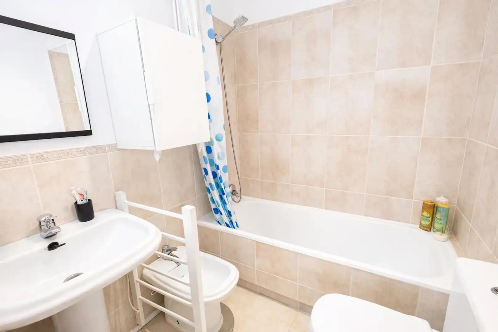 Badezimmer von Einfamilien-Reihenhaus zum Verkauf in Manilva mit Klimaanlage, Terrasse und Schwimmbad