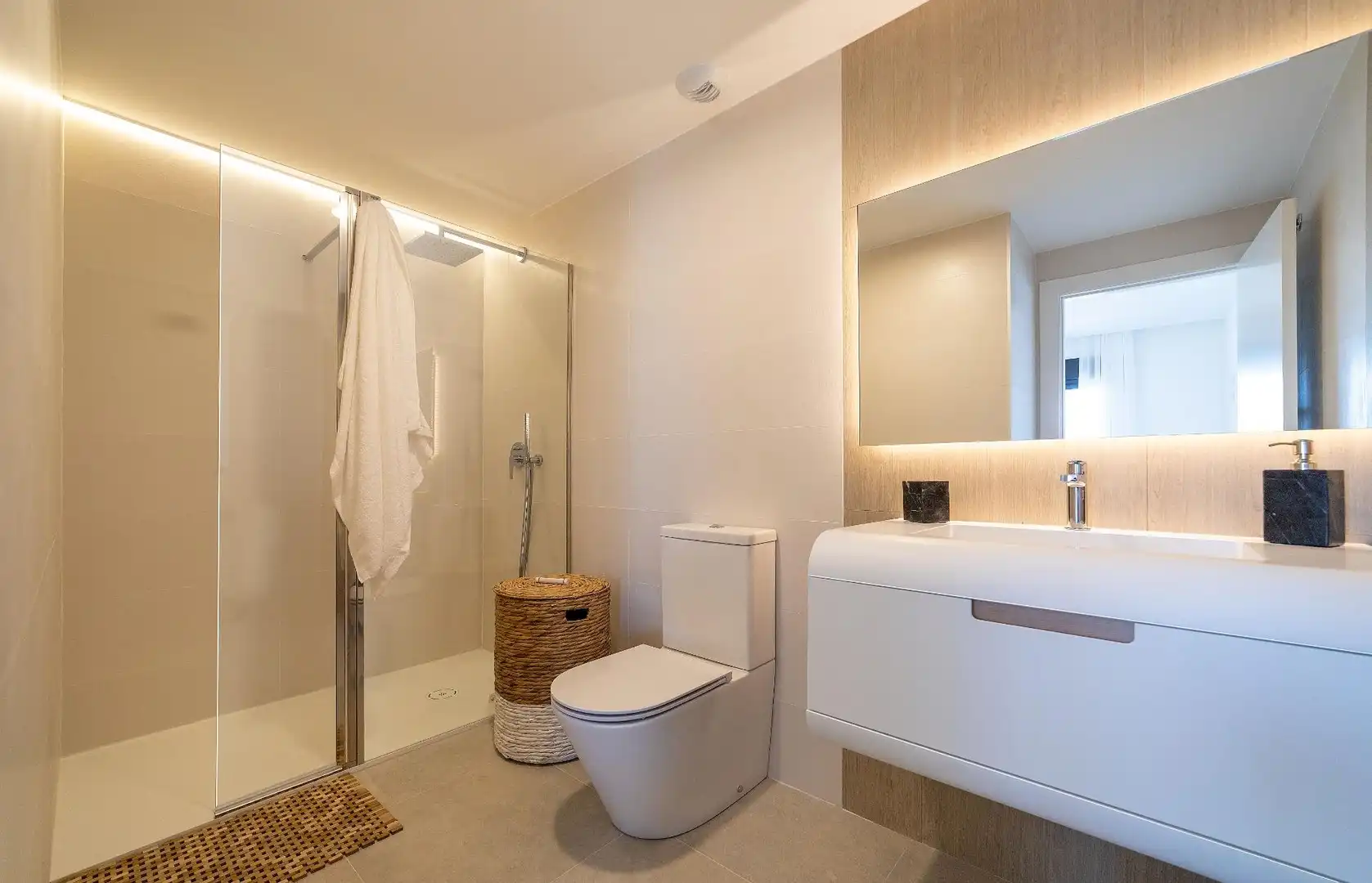 Badezimmer von Erdgeschoss zum Verkauf in Santa Pola mit Klimaanlage, Heizung und Privatgarten